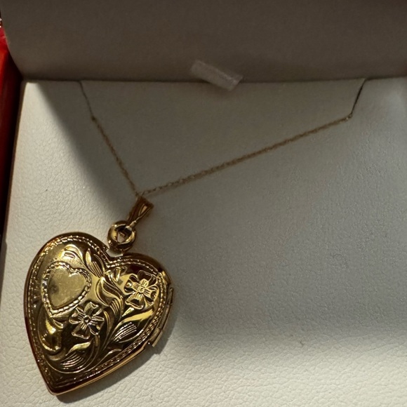 Macy's 14kt Gold Heart Locket Necklace - Picture 4 of 5